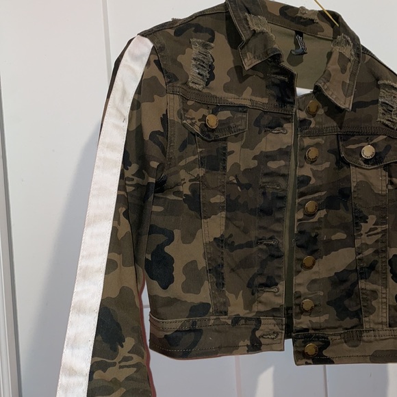 Fashion nova camo distressed denim jacket - Picture 4 of 5